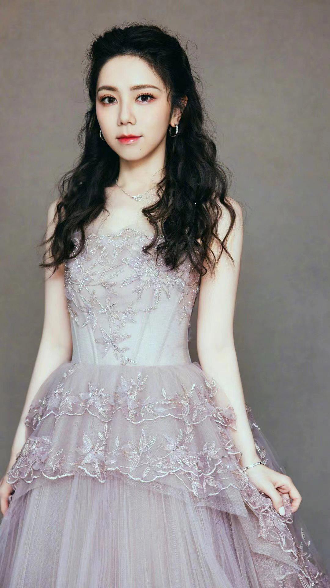 邓紫棋:颜值身材双担当 邓紫棋的五官精致,皮肤白皙,气质独特,简直就