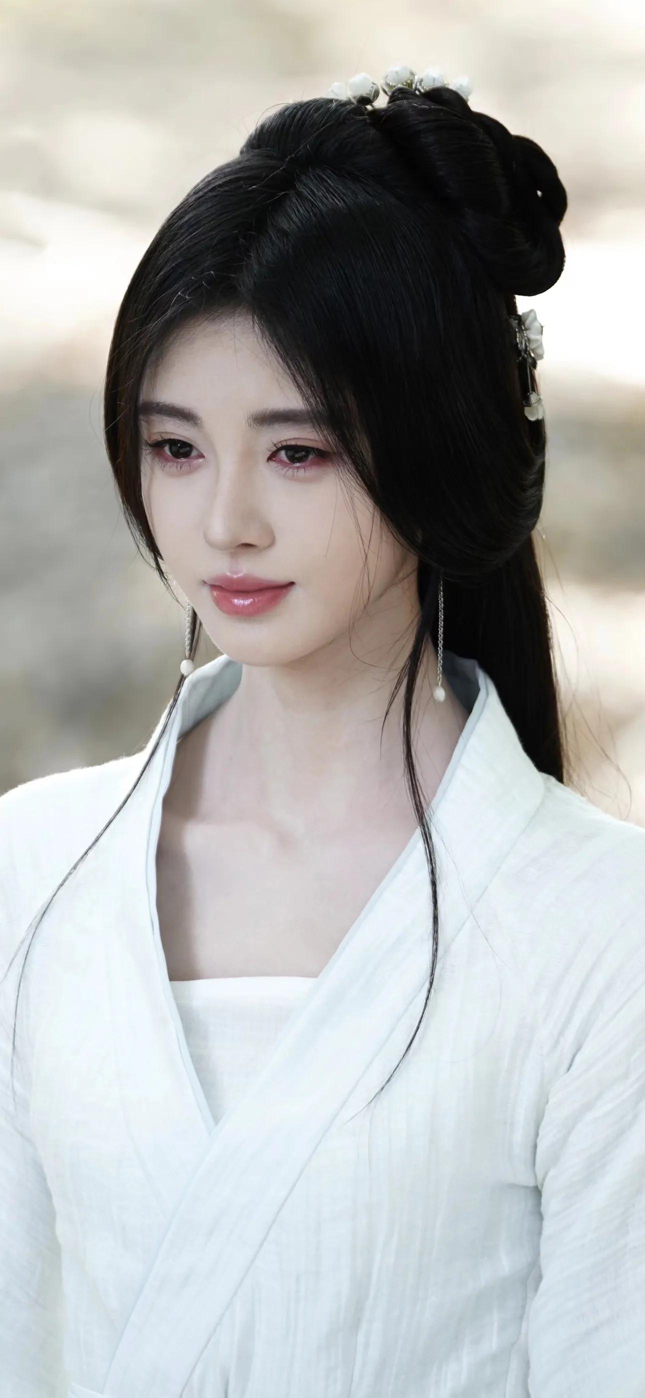 鞠婧祎在热播剧《花间令》中饰演的杨采薇一角,成为了无数观众心中的
