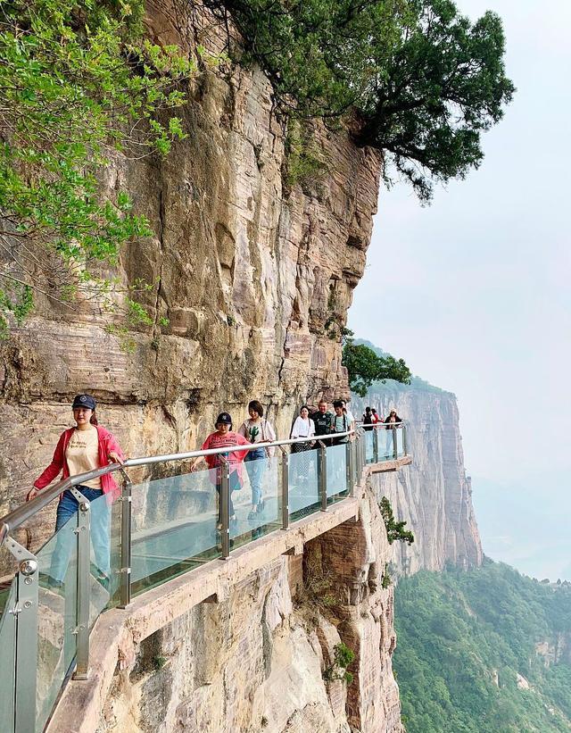 位于河南省辉县市的天界山风景区,不仅拥有太行山脉的雄伟风光,还有