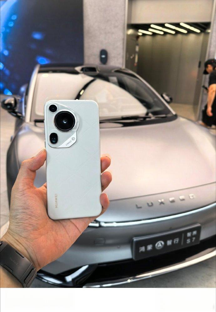 5倍光学变焦,影像升级! 华为pura 70 ultra搭载伸缩摄像头,支持3.