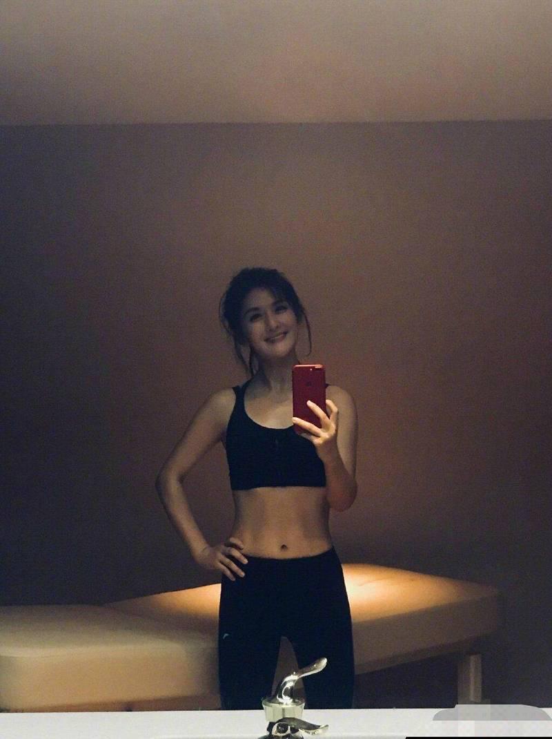 刘亦菲马甲线惊艳亮相,女神自律身材成焦点!