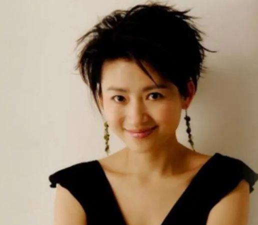 姜丰:跨国恋情的人生抉择 姜丰,曾是央视的主持人,因为一段跨国恋情而