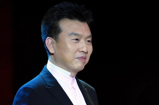 张泽群:央视名嘴的励志人生,求婚董卿背后的故事 张泽群,这位在央视