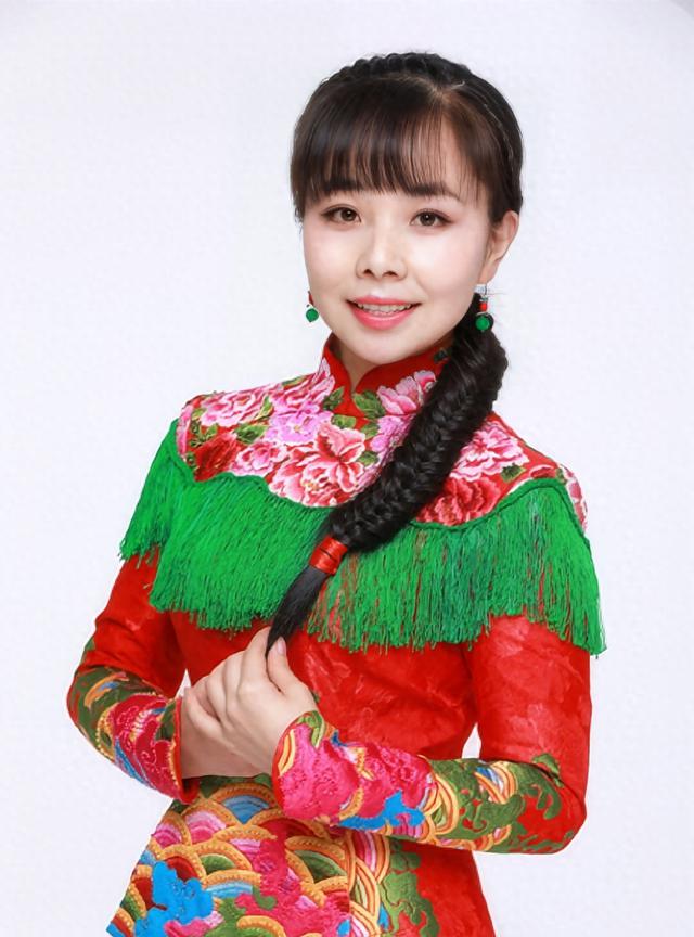 草根歌手王二妮身份揭秘 王二妮因《星光大道》爆火,将陕北民歌传播给