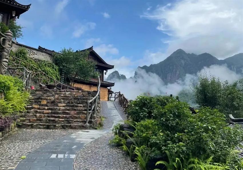 广西来宾市金秀瑶族自治县六巷乡的大岭村,就像一颗被大自然母亲珍藏