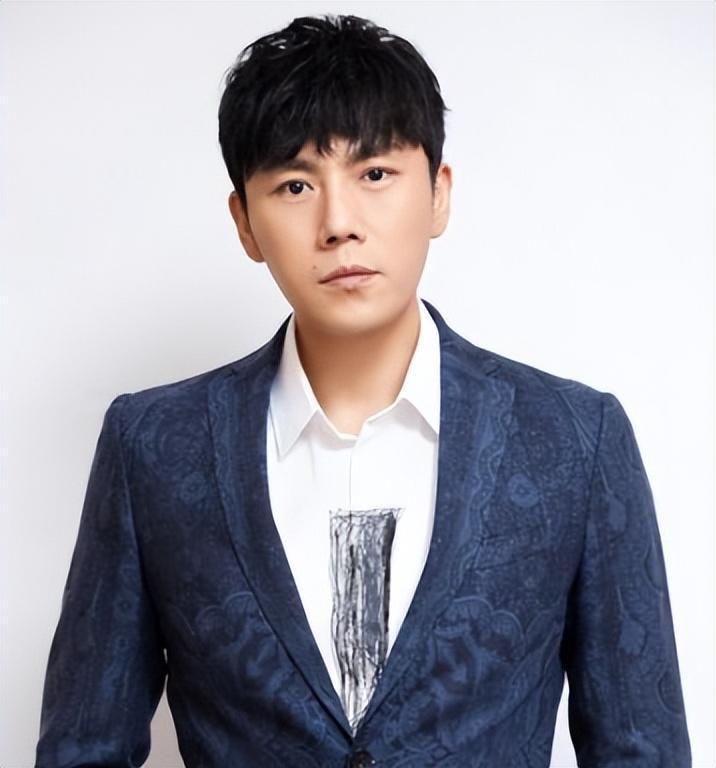 在娱乐圈的海洋中,有这样一个特立独行的存在,他就是秦昊.