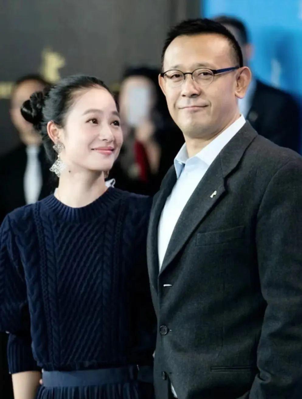 姜文和周韵带着两个儿子一同旅行,两个儿子的颜值成为了网友们热议的