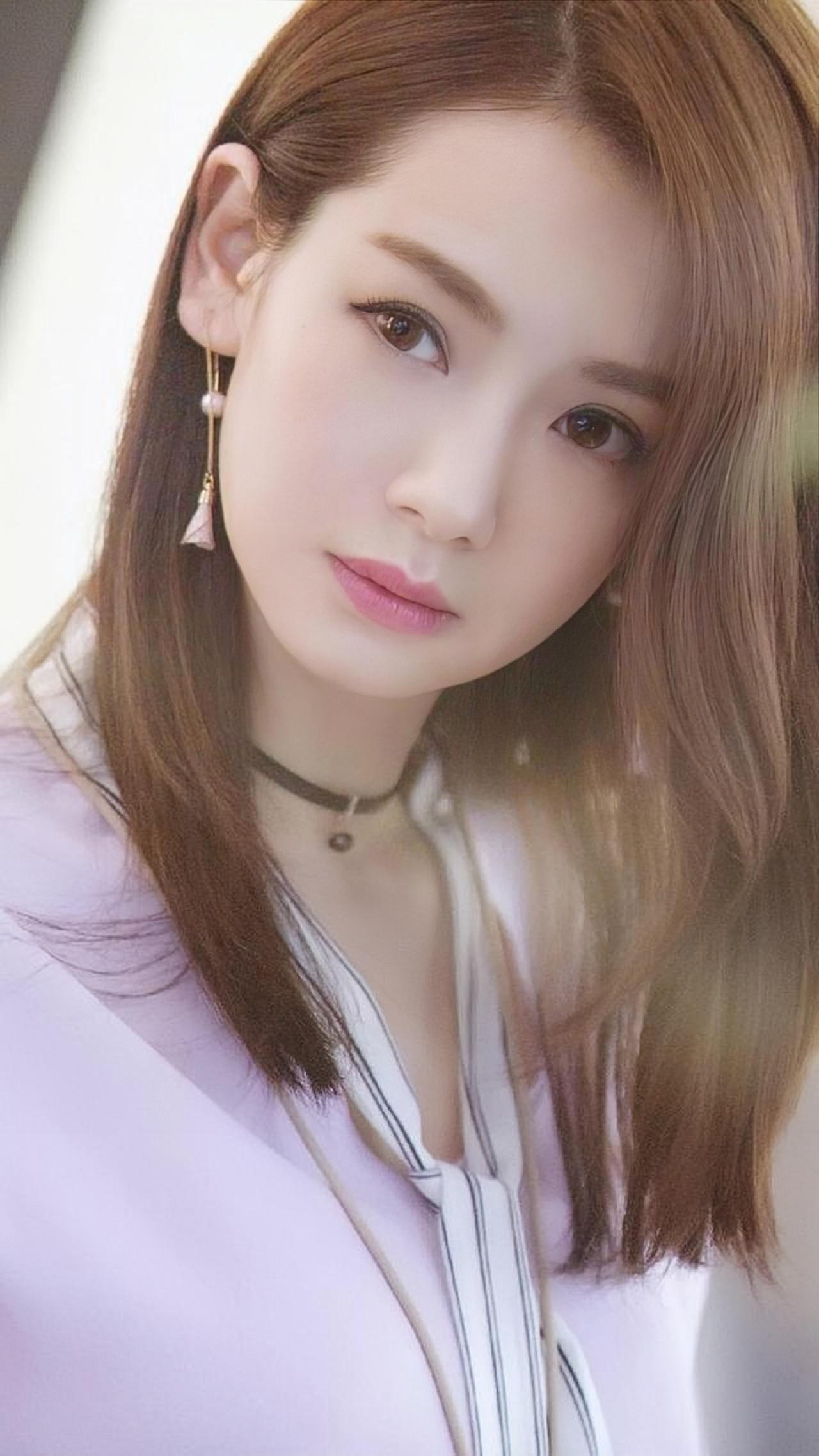 戚薇:百变女王 戚薇是演员,歌手,更是潮流引领者,她的每一次亮相都能