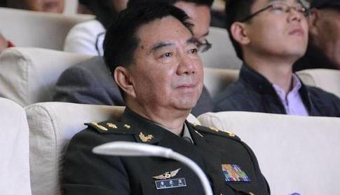 唐爱国:从军人到相声演员 唐爱国,曾是十大笑星之首,姜昆亲传徒弟