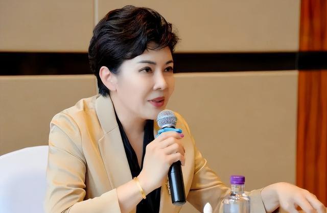 阚丽君:春晚背后的辛酸,64岁仍单身,才华与坚韧并存 阚丽君,中国第一