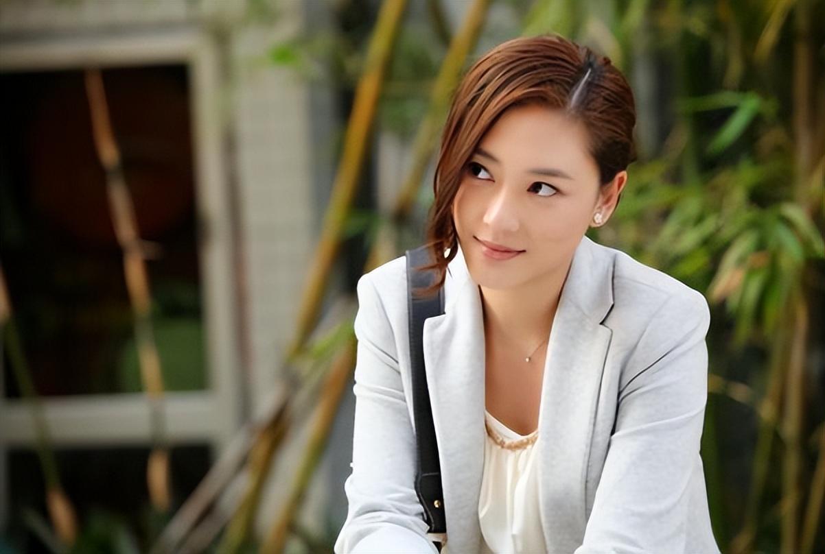 应采儿:不嫁豪门,选择家世一般的陈小春 应采儿是一位清新清流的存在