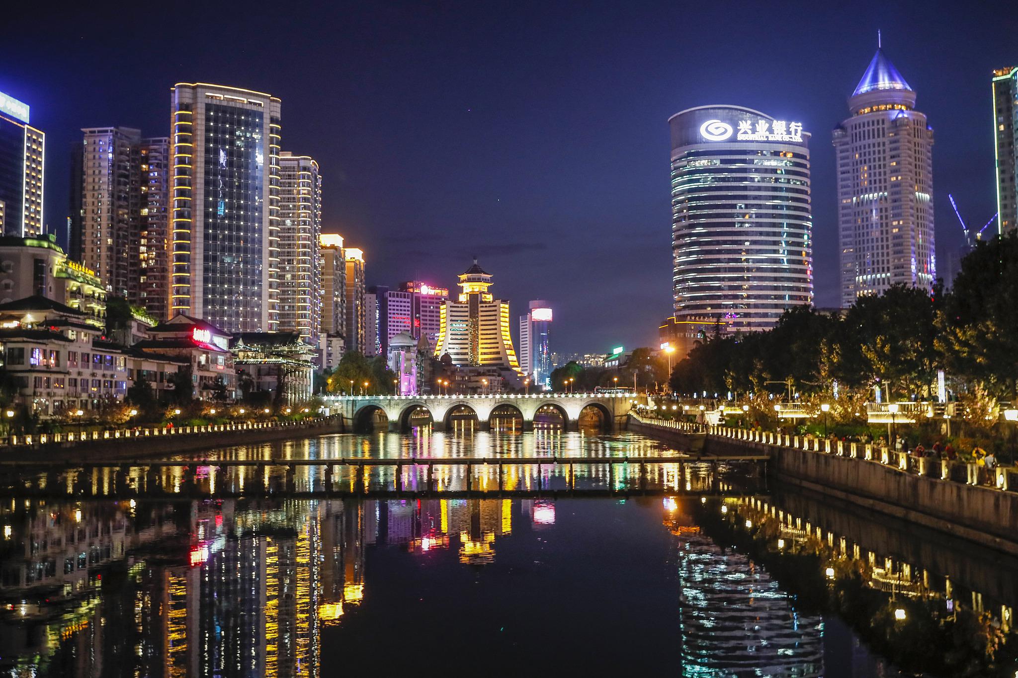 夜晚的南明河 当夜幕降临,南明河在月光下静静流淌,你是否也和我一样