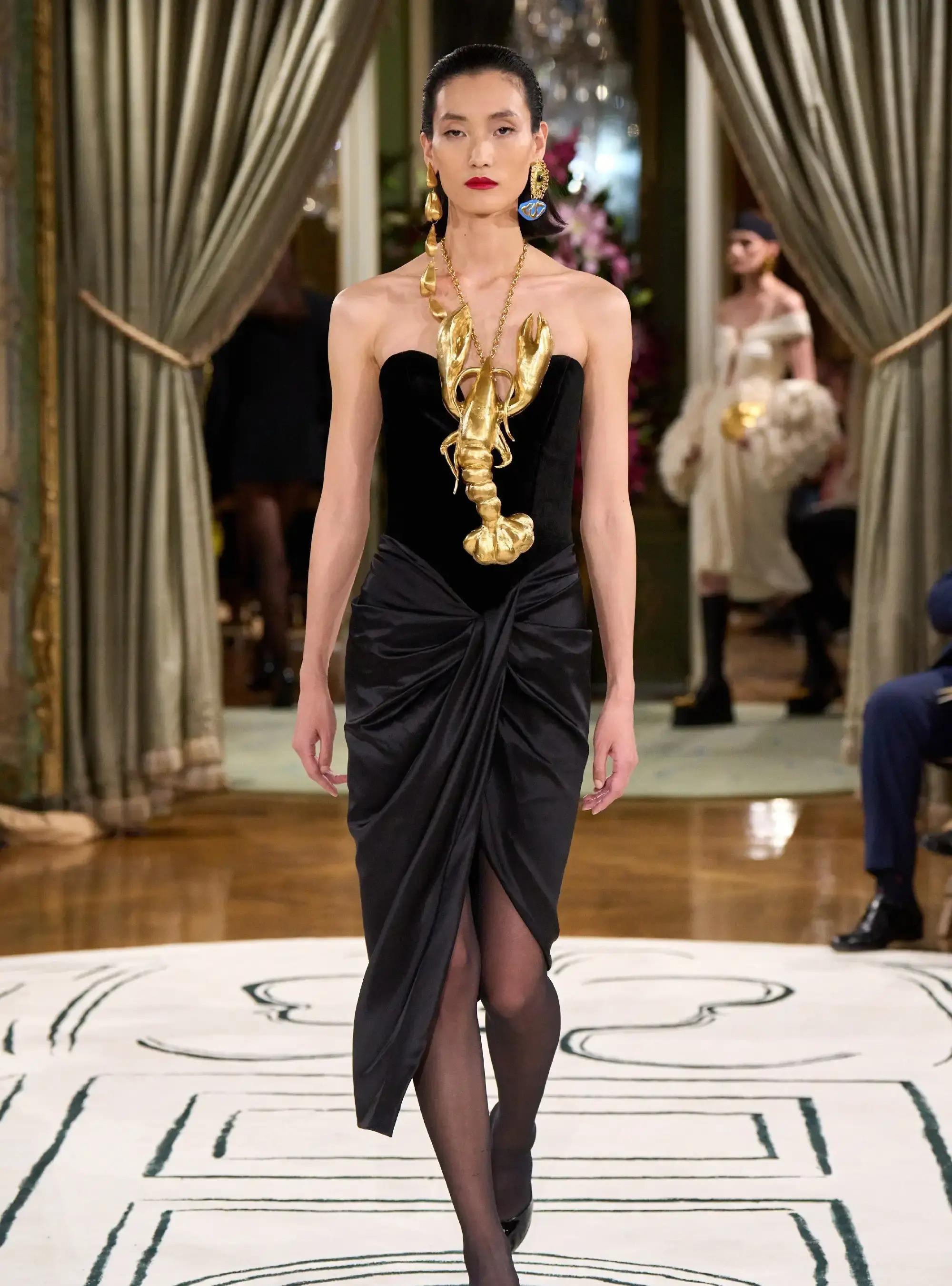 刘嘉玲戴大金龙虾项链引发热议 刘嘉玲在第42届香港电影金像奖的红毯