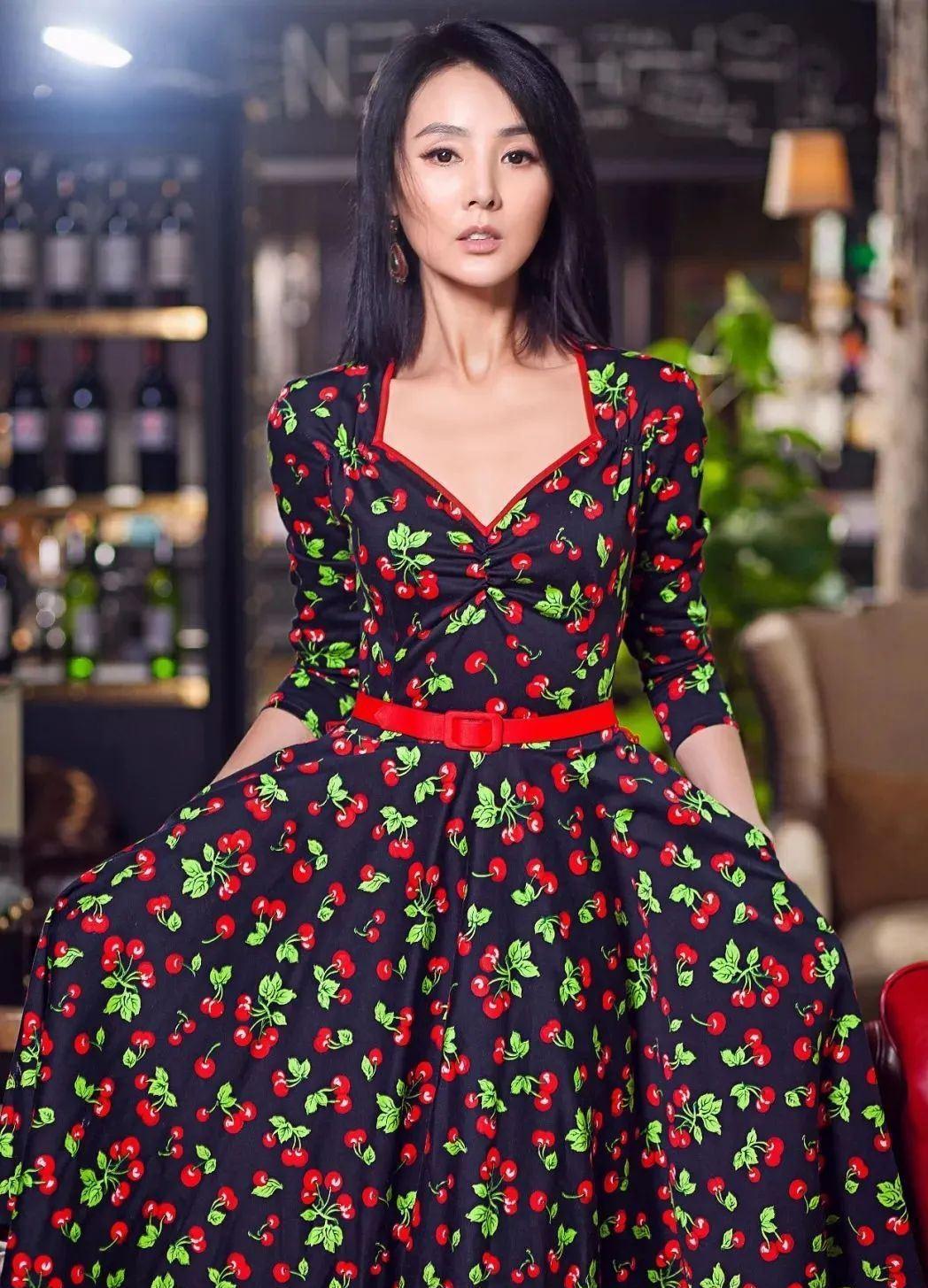 姜宏波:坚韧不拔的演员之路 姜宏波,黑龙江齐齐哈尔市人,曾是一名排球