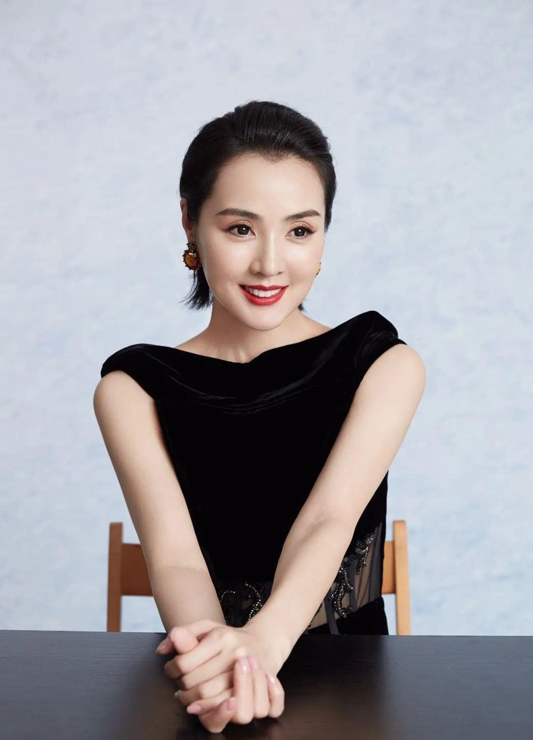 姜宏波:坚韧不拔的演员之路 姜宏波,黑龙江齐齐哈尔市人,曾是一名排球