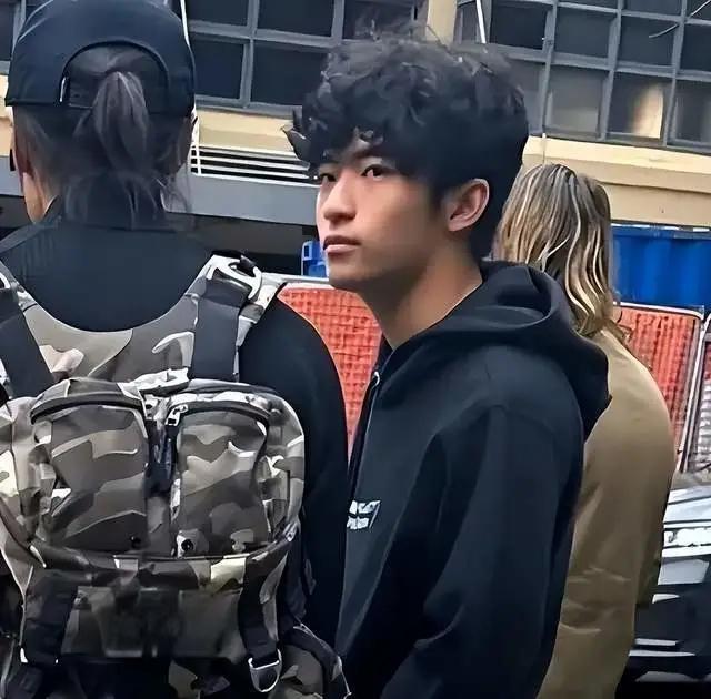 谢霆锋儿子17岁疑似与46岁女教练同居 谢霆锋儿子谢振轩被传与一位比