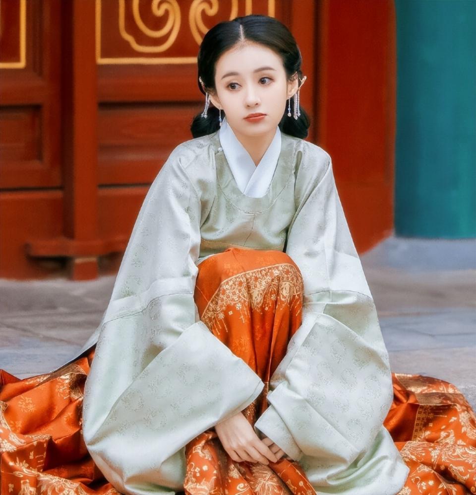 成功客串"升咖",新剧《千香引》的装造被称为古装剧的"创造101",她的
