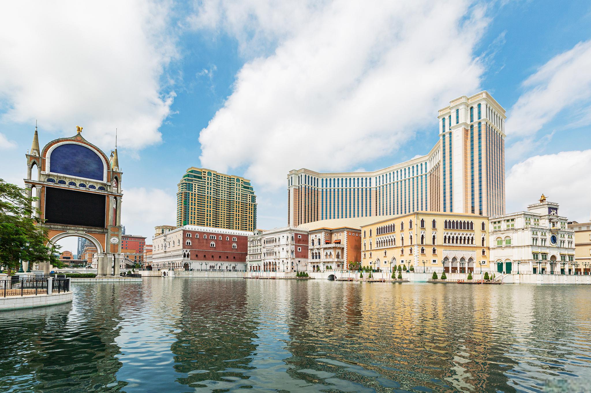 香港五日游:繁华都市的魅力与风情 香港,这颗南海之滨的璀璨明珠,以其
