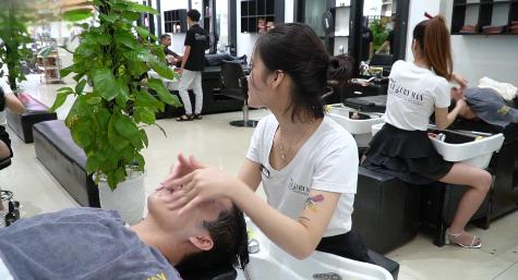 越南一家理发店:500元的服务盛宴 在越南的大街小巷,众多理发店中,一