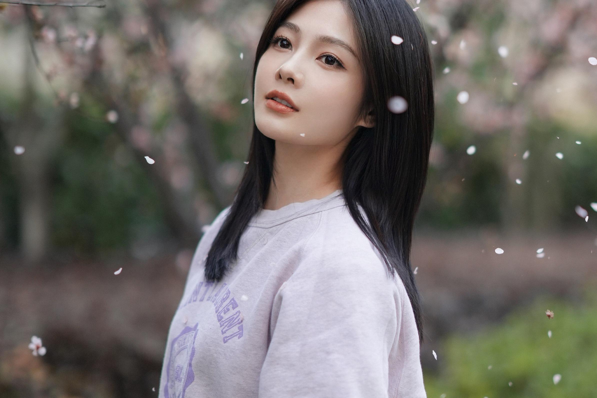 陈烁:春日暖阳,温暖人心 陈烁,如同春日里的一抹暖阳,让人心生欢喜