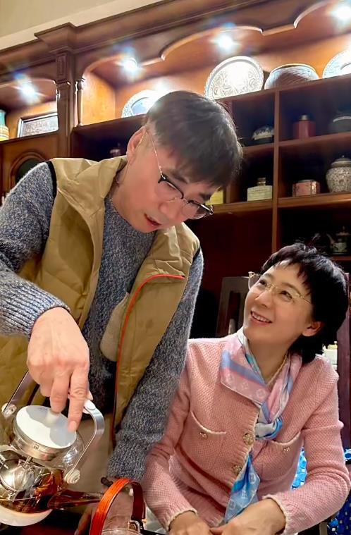 范明女儿攀岩受伤,63岁妻子到美国陪伴 范明的妻子厉玲赶往纽约探望