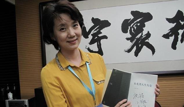 李修平:42岁二婚嫁给大10岁的丈夫 李修平,央视主持人,42岁二婚嫁给大