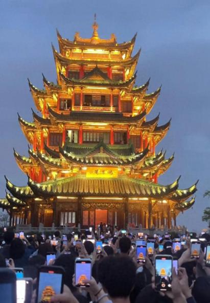 鸿恩寺公园:新晋打卡圣地 鸿恩寺公园,曾是一片静谧秘境,如今却成为