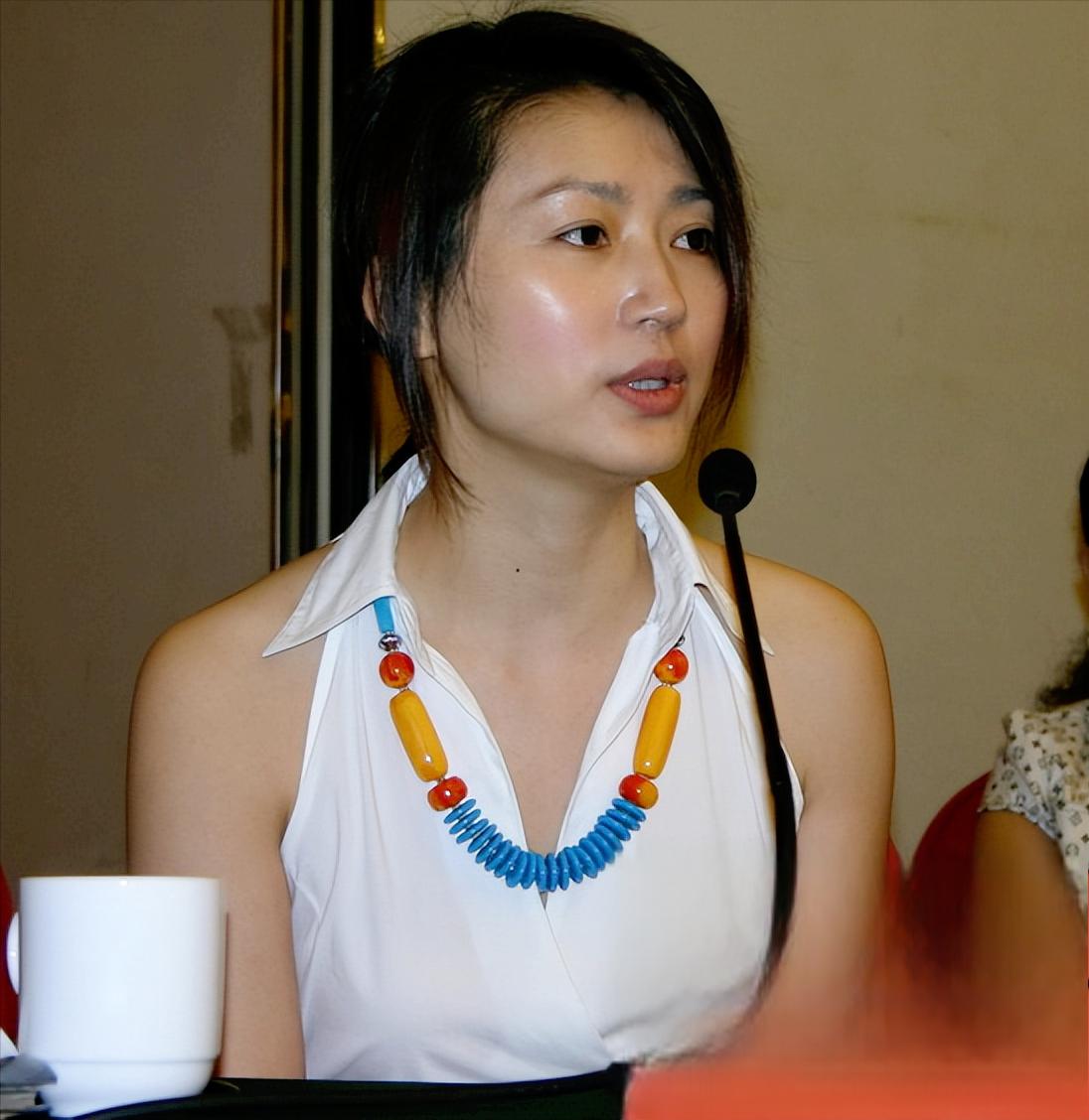 央视名嘴王小丫:婚姻两度波折,事业却步步高升,56岁仍优雅自在 王小丫