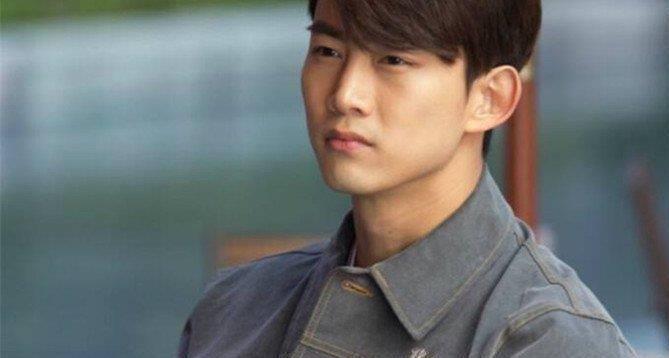 玉泽演与女友的恋情 2pm成员玉泽演的恋情被曝光,与一位美貌的圈外