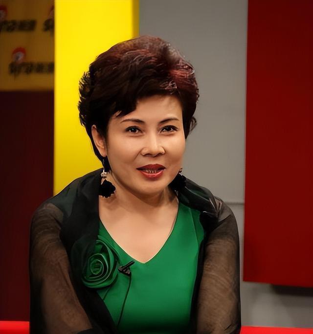 阚丽君:从报幕员到"中国主持第一人"的华丽转身 阚丽君,这位被誉为"