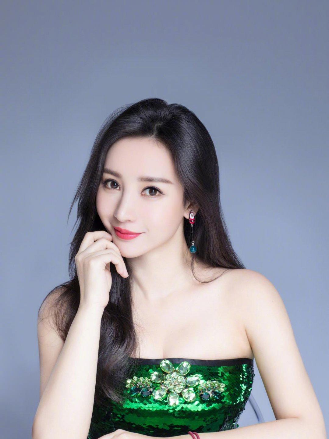 柳岩:演艺界璀璨之星,才华与魅力并存的多面偶像 柳岩,一个在演艺界中
