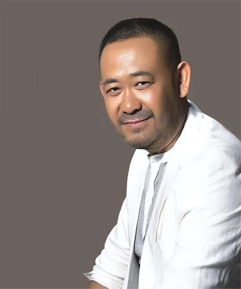 姜武:不怕吃苦的演员 姜武是一位不怕吃苦的演员,他曾去精神病院体验