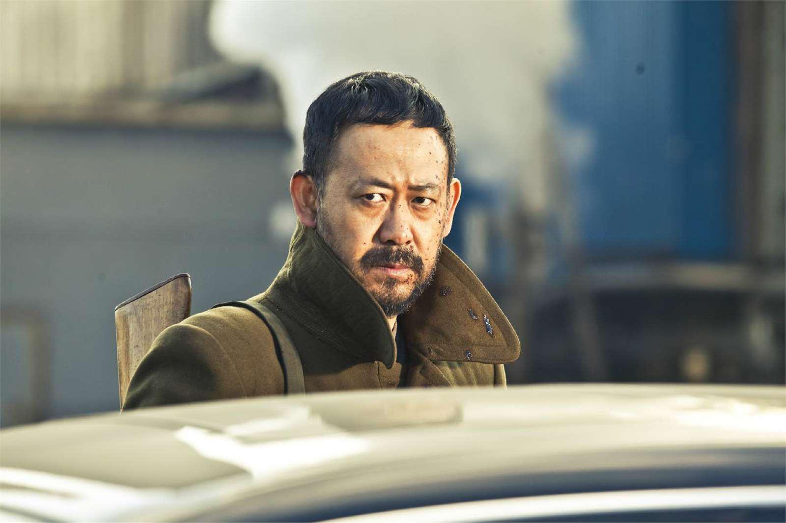 姜武:不怕吃苦的演员 姜武是一位不怕吃苦的演员,他曾去精神病院体验