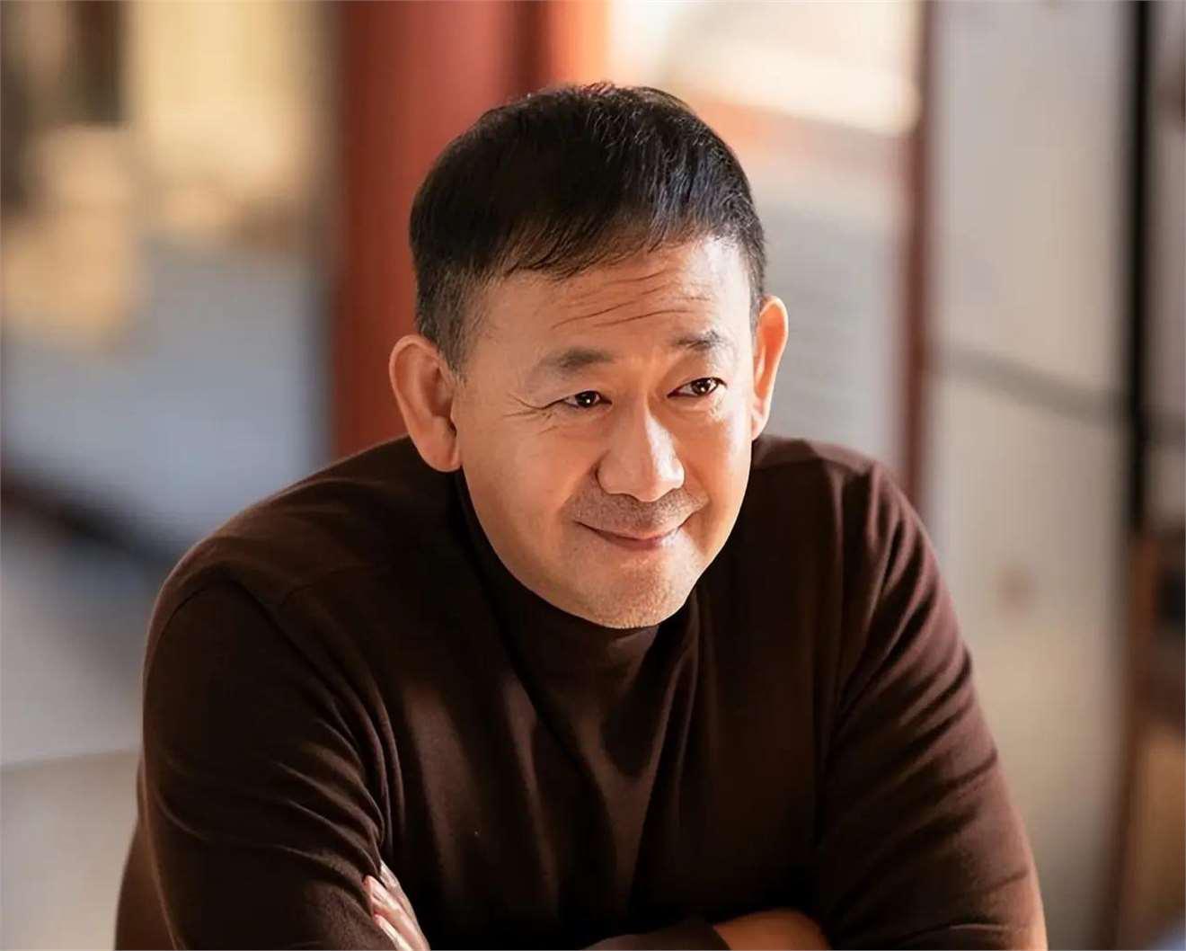 姜武:不怕吃苦的演员 姜武是一位不怕吃苦的演员,他曾去精神病院体验