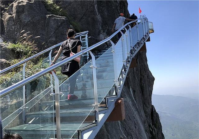 狼牙山玻璃栈道 心跳加速的美景盛宴 位于河北保定狼牙山景区的玻璃