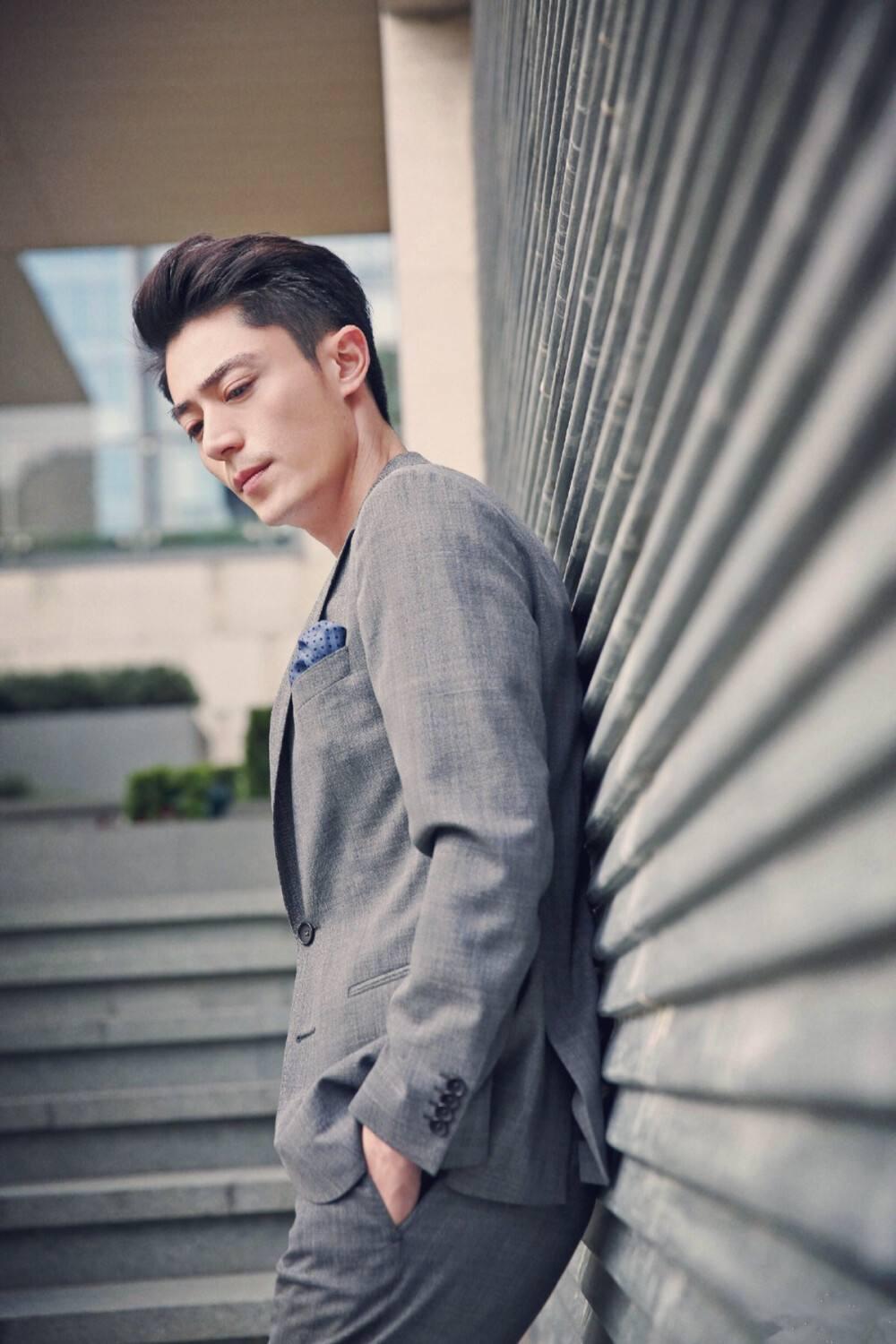 霍建华和张雪迎在北京拍戏,二人一起骑单车,相差18岁的情侣,这状态