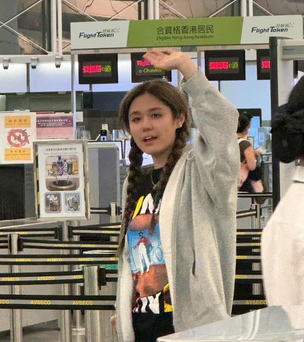 钟镇涛送女儿回英深造 著名演员钟镇涛与贤内助范姜素贞的家庭生活中