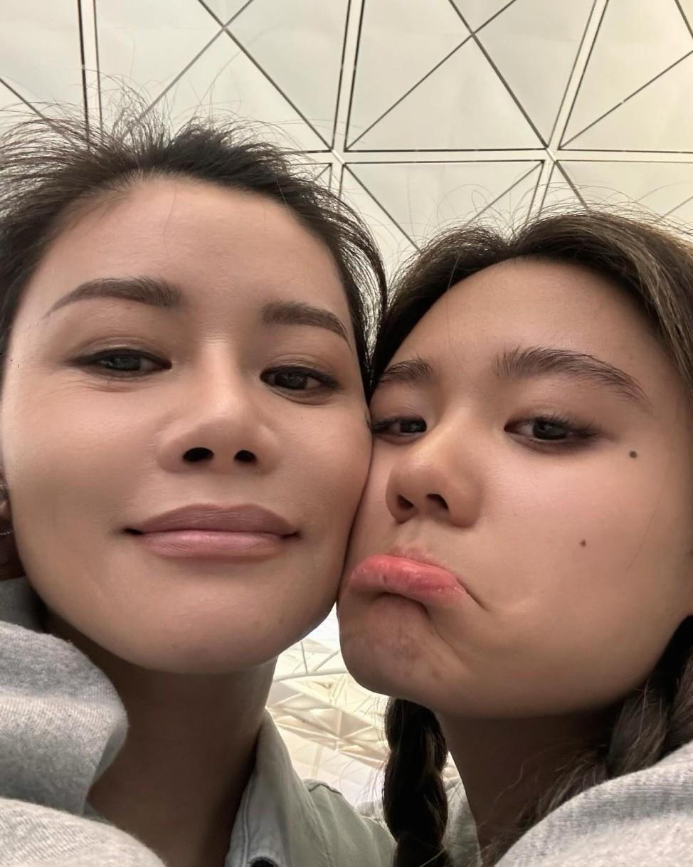 钟镇涛送女儿回英读书 钟镇涛和妻子范姜素贞的大女儿钟懿在2022年赴