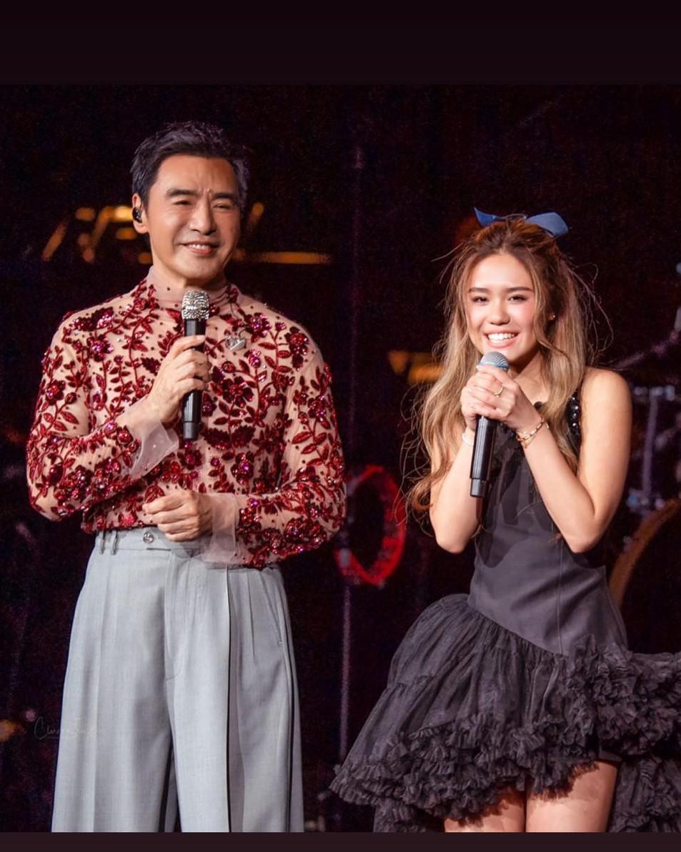 钟镇涛送女儿回英读书 钟镇涛和妻子范姜素贞的大女儿钟懿在2022年赴