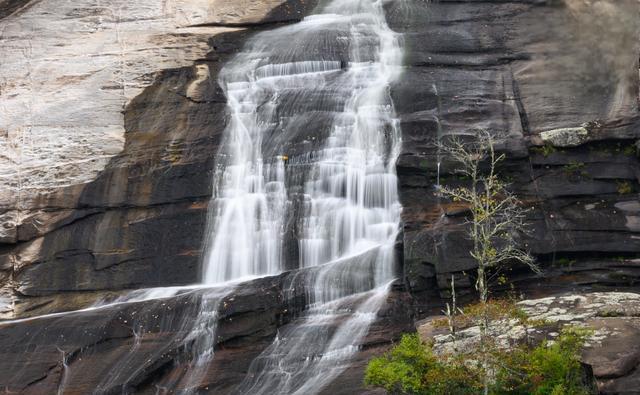 狼牙山探秘:自然与人文的绝美交融 狼牙山位于中国河北省保定市易县以