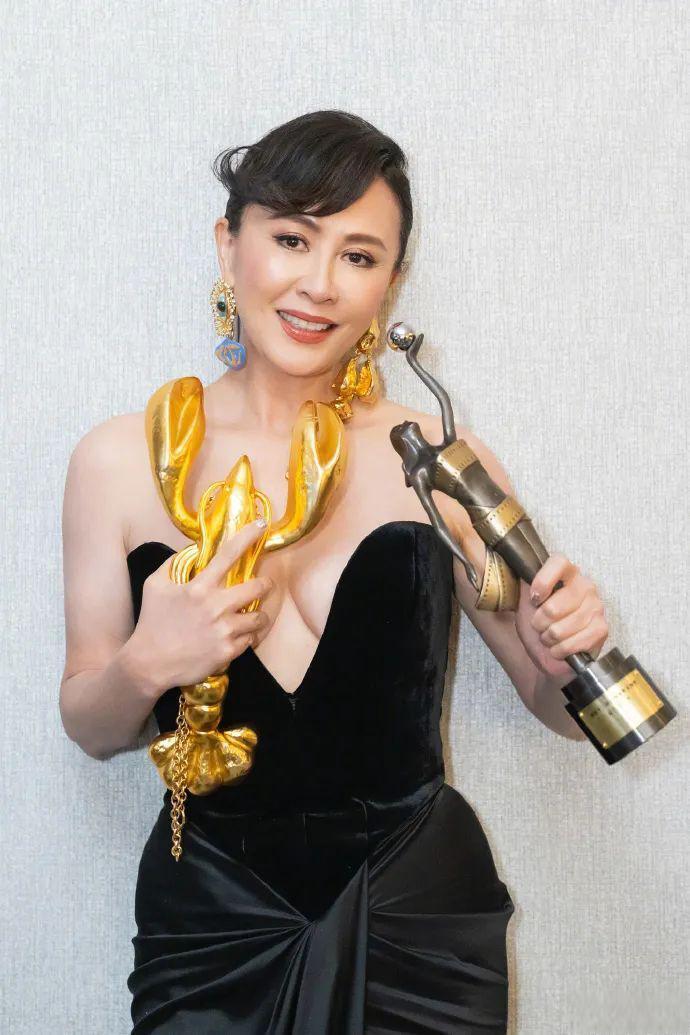 黄金大虾礼服成焦点 刘嘉玲身着一袭紧身的黑色抹胸晚礼服,胸口一只