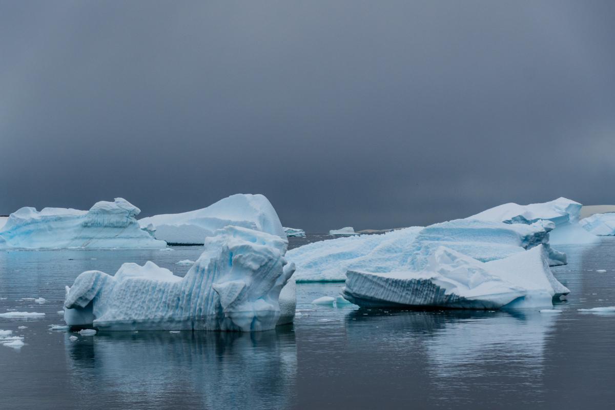 这里的冰川,雪山,蓝天和寒气交织成一幅绝美的画卷