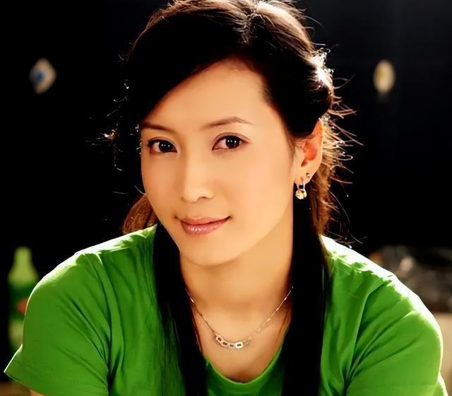 胡小庭:逆境中的璀璨明珠,演艺界的坚强后盾 胡小庭,一位在演艺界颇具