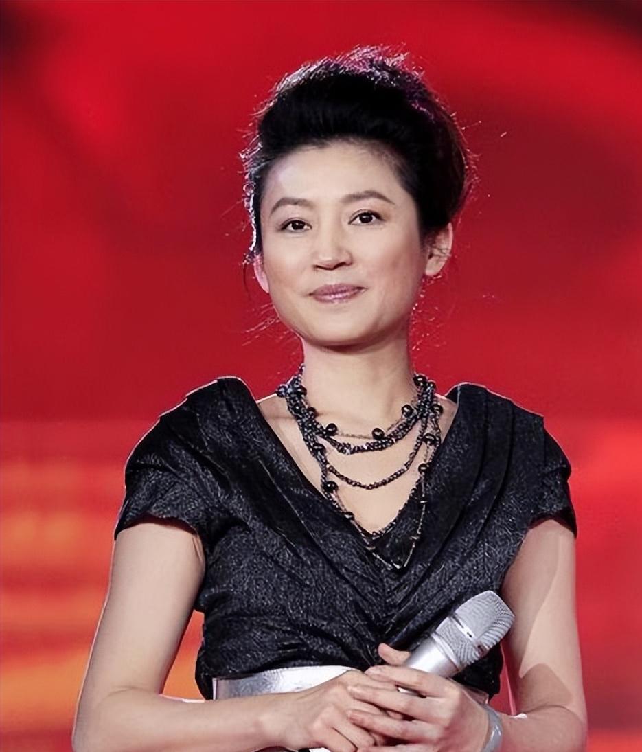 王小丫:坎坷人生,笑对风云,两段婚姻成就传奇 央视主持人王小丫,凭借