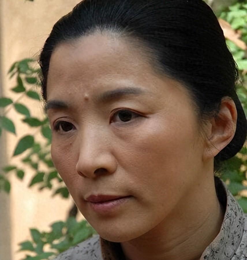 迟蓬:演技派的气质美女,淡泊名利成就演艺传奇 迟蓬,一个名字或许不为