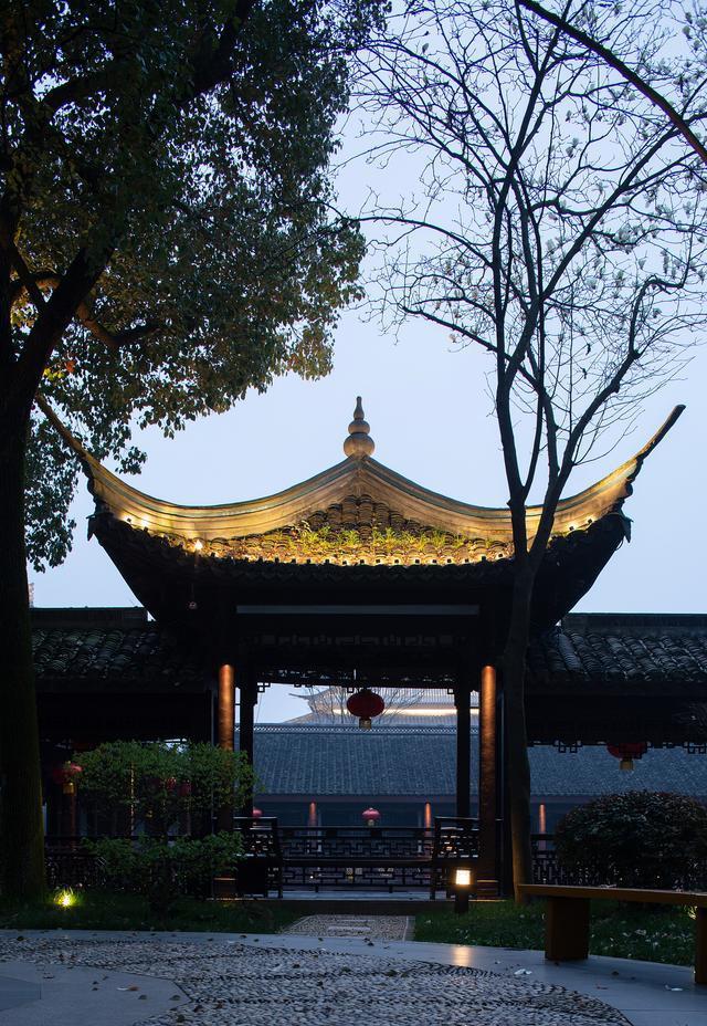 望湖楼:美食与文化的完美融合 望湖楼,位于杭州西湖边,是一座历史悠久