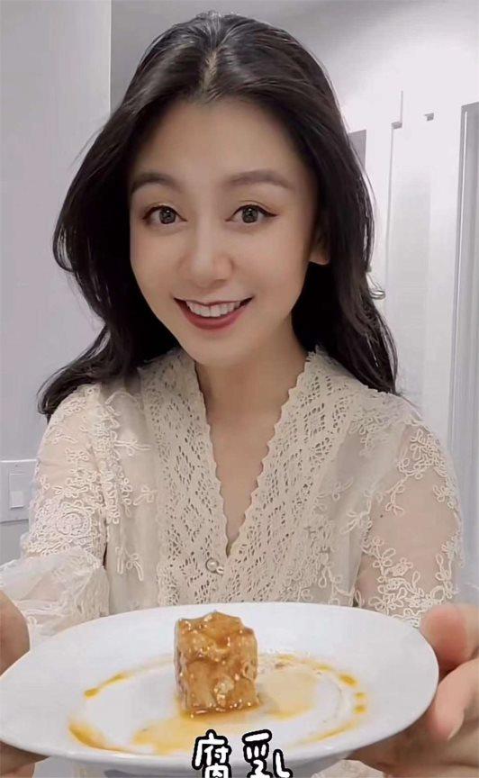 从金鹰卡通的小豆子姐姐到《快乐大本营》的代班主持,杨铱的职业生涯