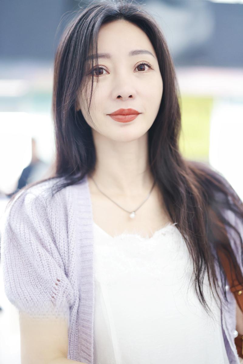 柳岩:魅力无限 柳岩,娱乐圈的璀璨明星,凭借其惊艳的颜值和火辣身材