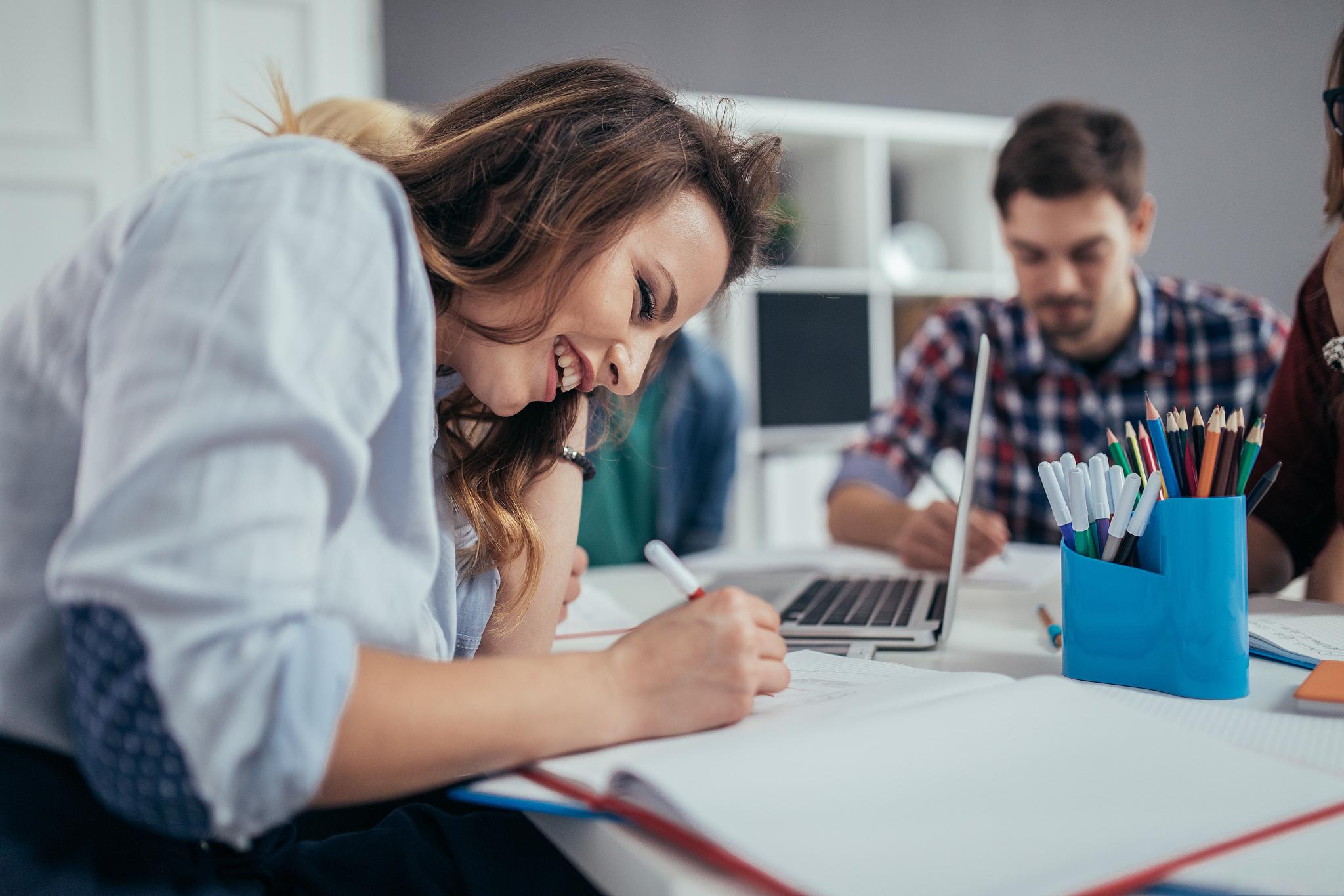 年轻职场人的人际关系智慧:从尊重到成长,踏实铸就未来 年轻职场人员