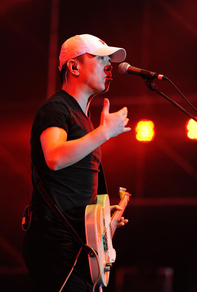 崔健罕见现身聚餐,与妻子好友畅聊,感情深厚引瞩目 崔健近年来鲜少在